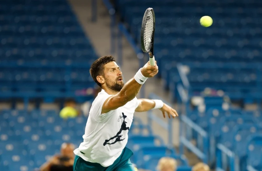 Djokovic tập luyện trên sân đấu Cincinnati. Ảnh: FBVN
