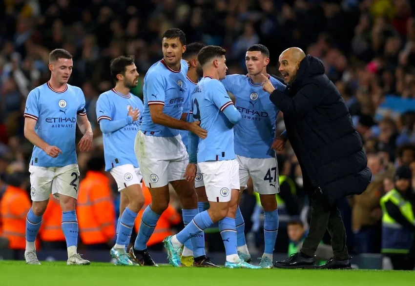 HLV Pep Guardiola chỉ đạo các học trò. Ảnh: REUTERS