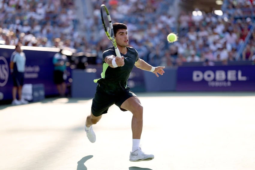 Alcaraz thất vọng sau khi để Nole lội ngược dòng đăng quang Cincinnati Open. Ảnh: GETTY Alcaraz thất vọng sau khi để Nole lội ngược dòng đăng quang Cincinnati Open. Ảnh: GETTY