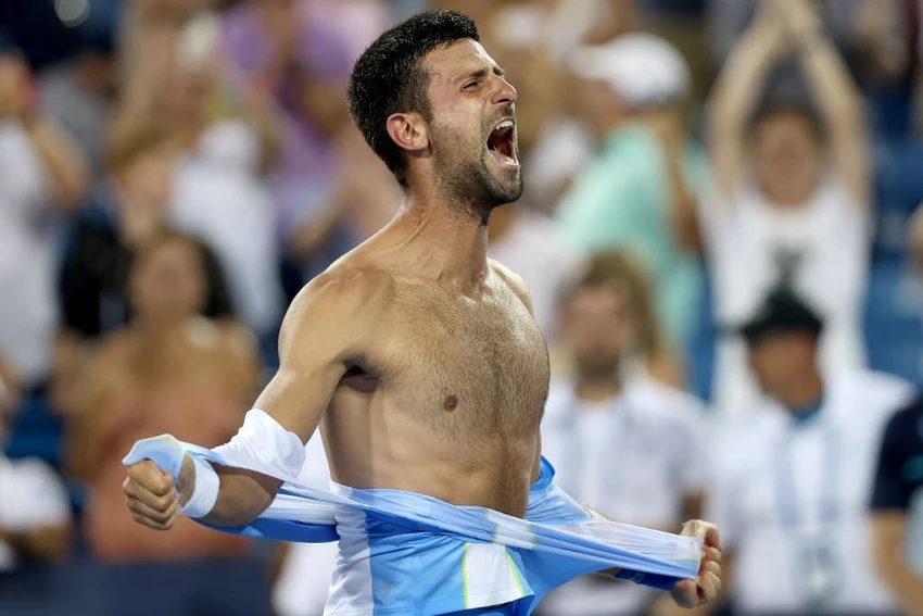 Novak Djokovic xé toạc áo, hét vang sau khi đánh bại số 1 thế giới. Ảnh: GETTY Novak Djokovic xé toạc áo, hét vang sau khi đánh bại số 1 thế giới. Ảnh: GETTY
