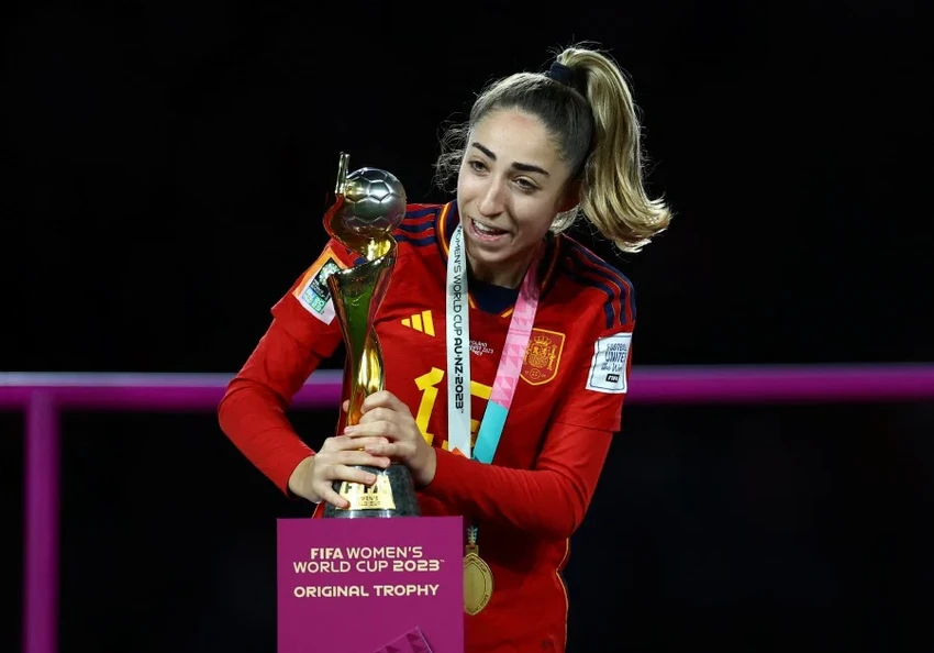 Tuyển thủ Tây Ban Nha Olga Carmona nâng cúp vô địch World Cup nữ. Ảnh: REUTERS Tuyển thủ Tây Ban Nha Olga Carmona nâng cúp vô địch World Cup nữ. Ảnh: REUTERS