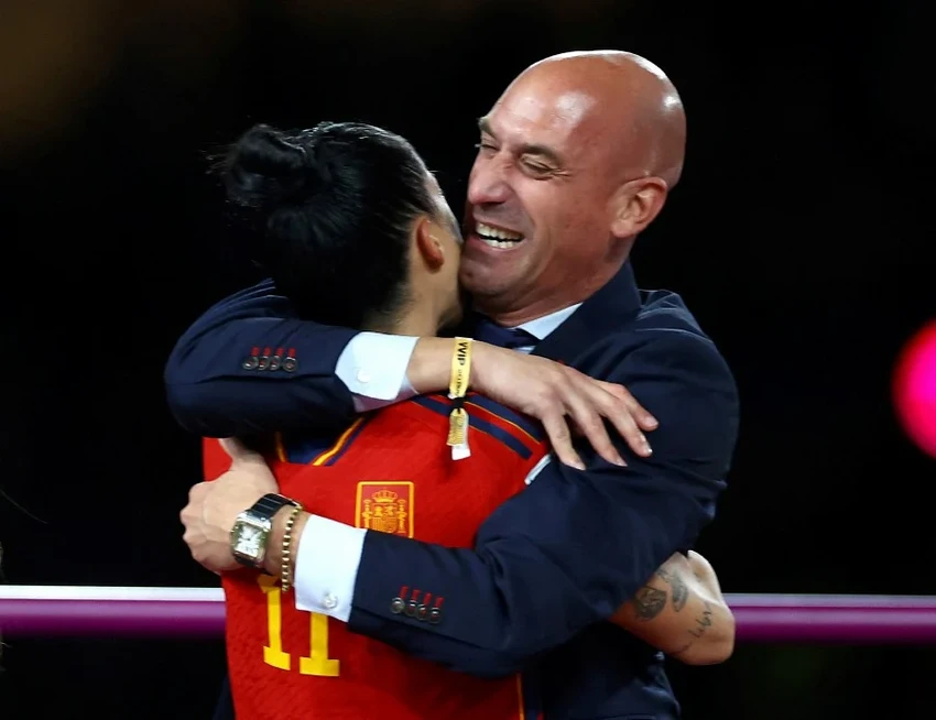 Chủ tịch Luis Rubiales ôm chúc mừng Hermoso tại lễ trao giải. Ảnh: REUTERS Chủ tịch Luis Rubiales ôm chúc mừng Hermoso tại lễ trao giải. Ảnh: REUTERS