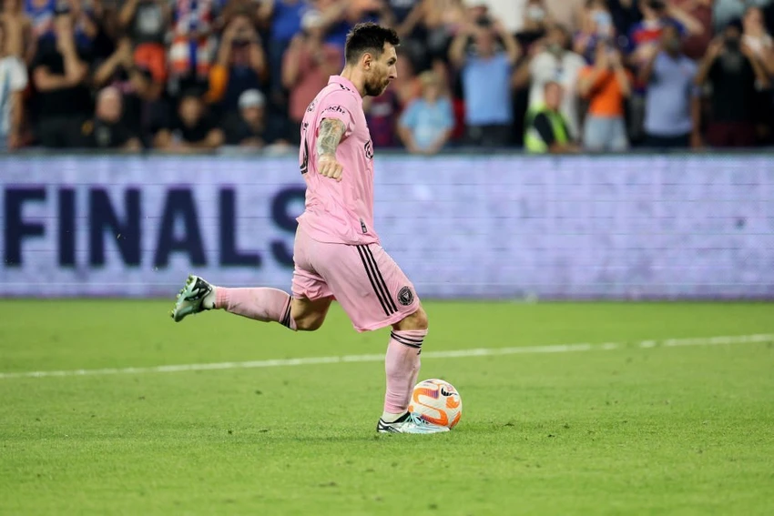 Messi "mở hàng" thành công loạt sút 11m giúp Inter Milan vượt qua bán kết US Open. Ảnh: GETTY Messi "mở hàng" thành công loạt sút 11m giúp Inter Milan vượt qua bán kết US Open. Ảnh: GETTY