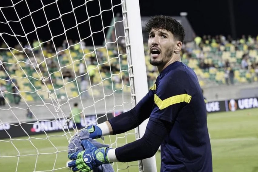 Thủ môn Bayindir khi còn thi đấu cho Fenerbahce. Ảnh: REUTERS