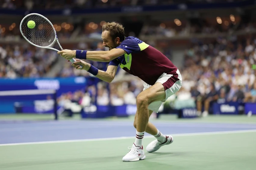 Cú trái đầy uy lực trở thành vũ khí giúp Medvedev đánh bại Alcaraz. Ảnh: GETTY Cú trái đầy uy lực trở thành vũ khí giúp Medvedev đánh bại Alcaraz. Ảnh: GETTY