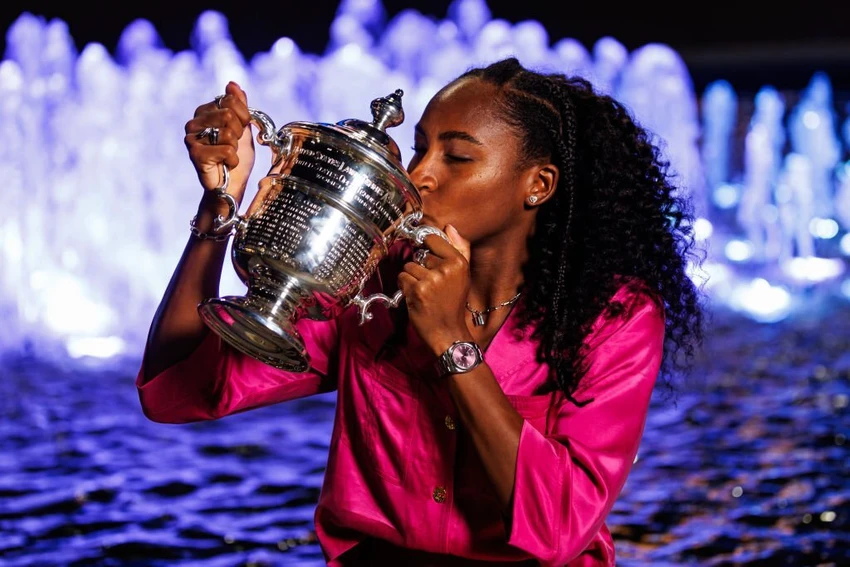 Gauff nâng niu Grand Slam đầu tiên trong sự nghiệp ở tuổi 19. Ảnh: GETTY Gauff nâng niu Grand Slam đầu tiên trong sự nghiệp ở tuổi 19. Ảnh: GETTY