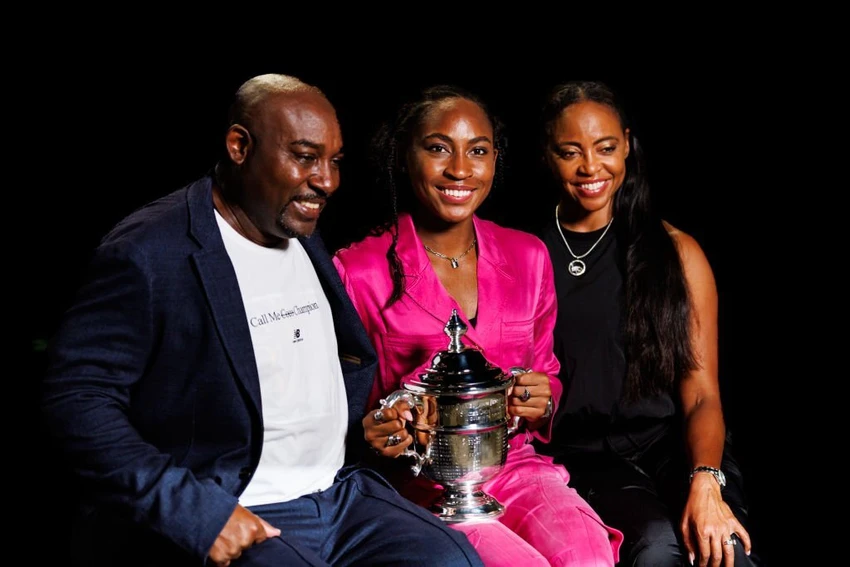 Coco Gauff hạnh phúc bên cha và mẹ. Ảnh: GETTY Coco Gauff hạnh phúc bên cha và mẹ. Ảnh: GETTY