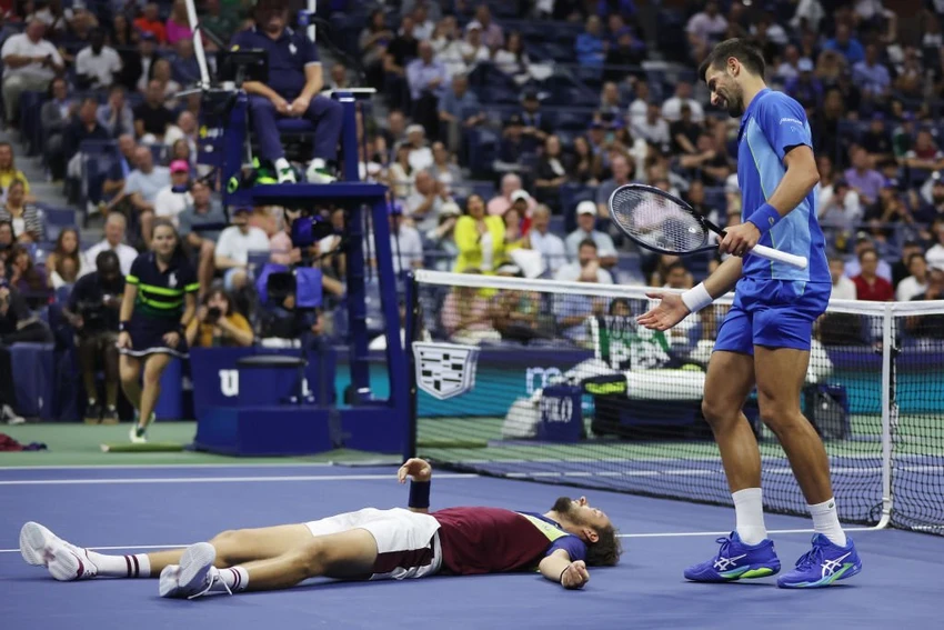 Medvedev nằm sân sau khi thất thủ 0-3 trước Nole. Ảnh: GETTY Medvedev nằm sân sau khi thất thủ 0-3 trước Nole. Ảnh: GETTY