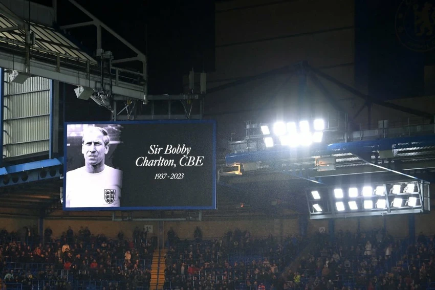 david-beckham-cung-hang-loat-sao-bong-da-tuong-nho-bobby-charlton-2.jpg