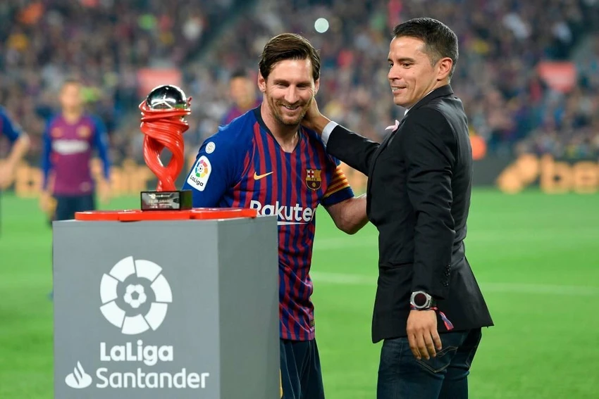 chon-trao-qua-bong-vang-cho-messi-1.jpg