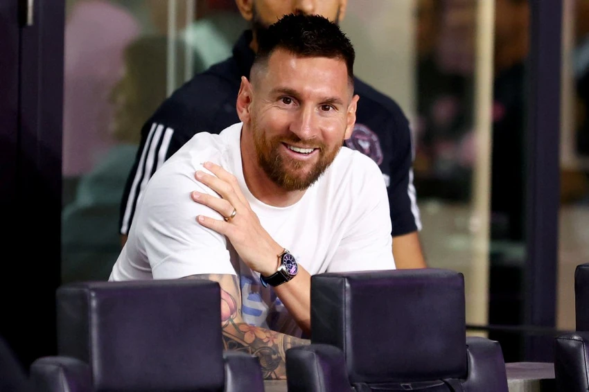 chon-trao-qua-bong-vang-cho-messi-2.jpg