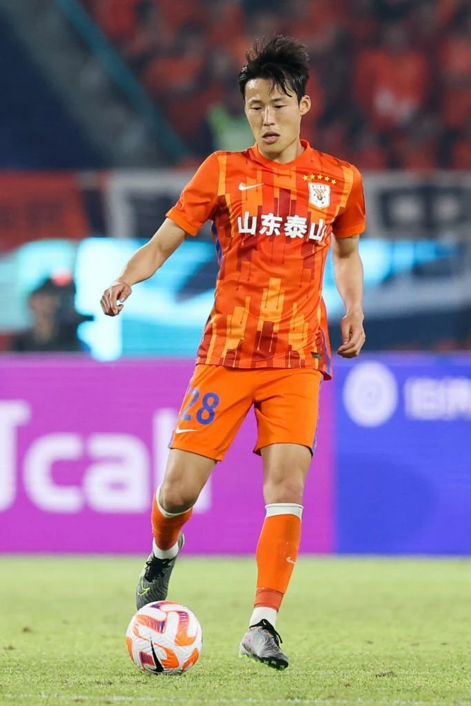 tuyen-thu-son-jun-ho-1.jpg