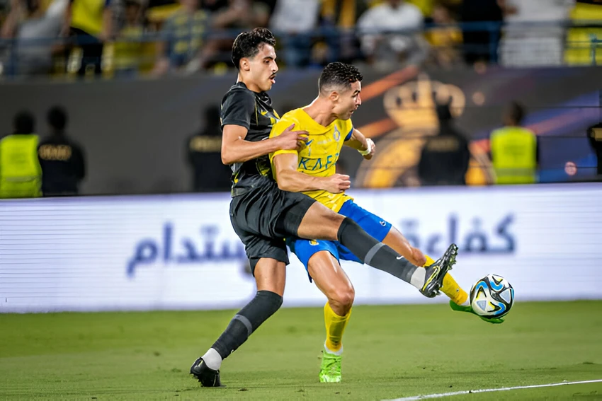 Ronaldo xô đổ kỷ lục