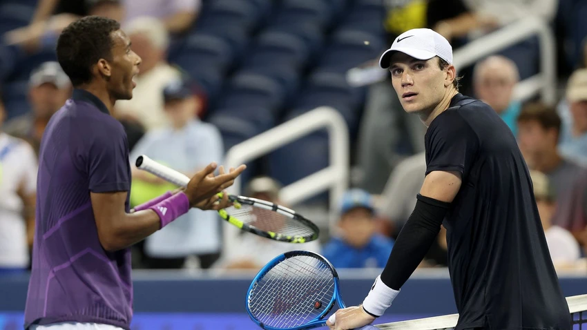 Djokovic khơi mào cuộc chiến chỉ trích