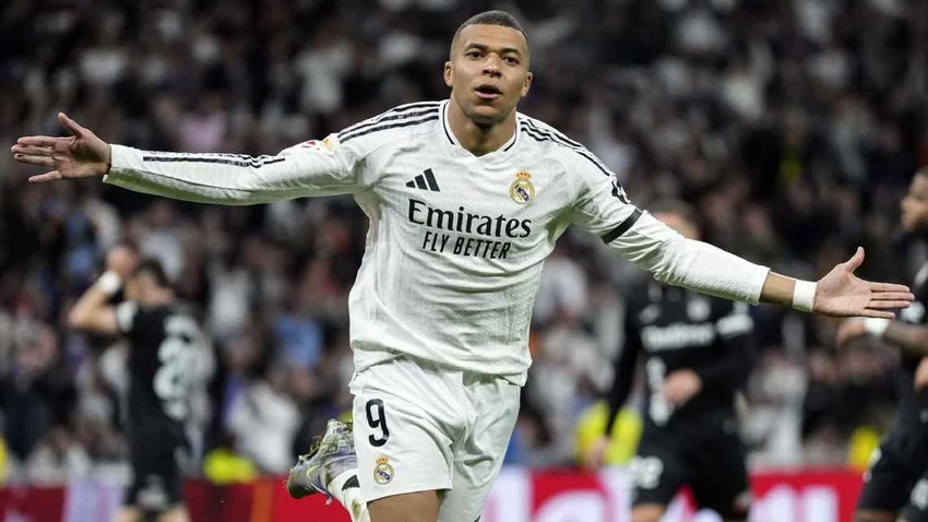 Mbappe sánh ngang số bàn thắng của Ronaldo
