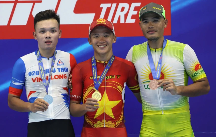 ao-trang-cup-truyen-hinh-3.jpg