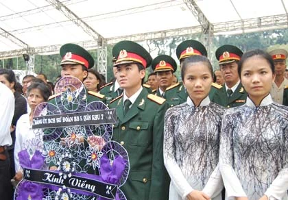Dòng người đổ về Dinh Độc Lập tiễn đưa Đại tướng ảnh 7