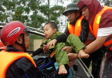 Tường thuật từ tâm lũ: Nhiều nơi còn ngập sâu ảnh 1 Tường thuật từ tâm lũ: Nhiều nơi còn ngập sâu ảnh 1