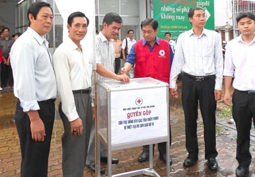 Trung ương Đảng quyên góp cứu trợ đồng bào miền Trung ảnh 1 Trung ương Đảng quyên góp cứu trợ đồng bào miền Trung ảnh 1