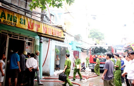 Cháy nhà dân gần chợ Bàn Cờ ảnh 5 Cháy nhà dân gần chợ Bàn Cờ ảnh 5