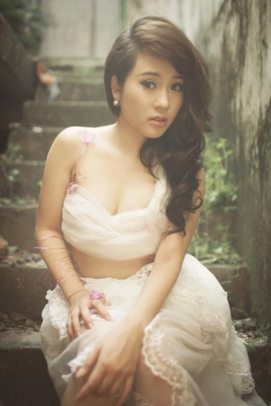 Đọ độ nóng bỏng của các "cô nàng Vàng Anh" một thời ảnh 11