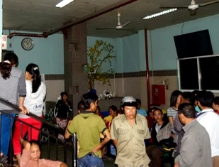 Người nhà sản phụ tử vong 'bao vây' bệnh viện ảnh 1 Người nhà sản phụ tử vong 'bao vây' bệnh viện ảnh 1