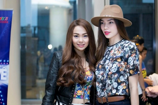 Minh Hằng được em trai lái xe đưa đón ngày mưa ảnh 9