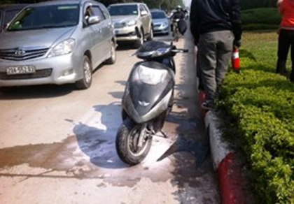 Hà Nội: Đang lưu thông, xe Atila bất ngờ "bốc khói" ảnh 1 Hà Nội: Đang lưu thông, xe Atila bất ngờ "bốc khói" ảnh 1