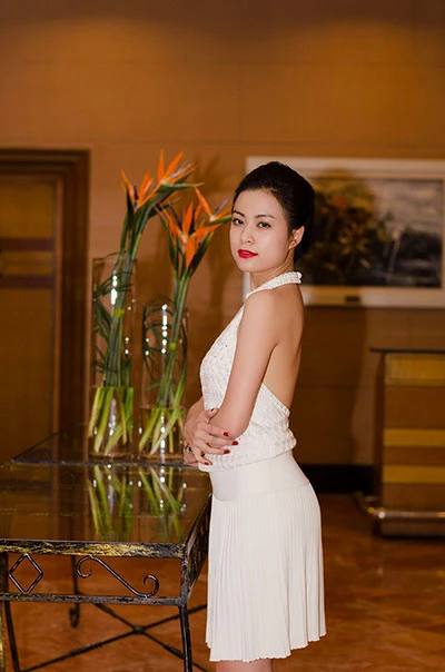 Hoàng Thùy Linh khoe lưng trần ảnh 2 Hoàng Thùy Linh khoe lưng trần ảnh 2