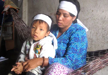 Cha tử nạn, mẹ ung thư, bốn con thơ không điểm tựa ảnh 1 Cha tử nạn, mẹ ung thư, bốn con thơ không điểm tựa ảnh 1