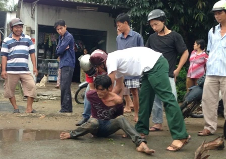 Cướp giỏ xách nữ hiệu phó, 2 tên cướp nhảy sông tẩu thoát ảnh 2