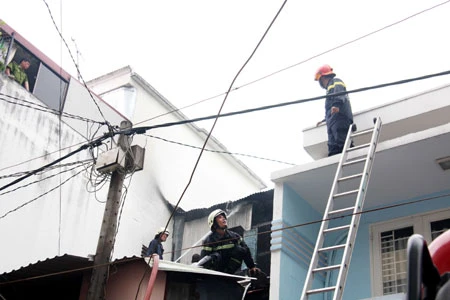 Cháy nhà dân gần chợ Bàn Cờ ảnh 2 Cháy nhà dân gần chợ Bàn Cờ ảnh 2