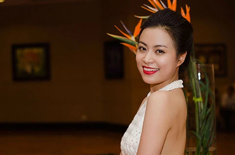 Hoàng Thùy Linh khoe lưng trần ảnh 5 Hoàng Thùy Linh khoe lưng trần ảnh 5