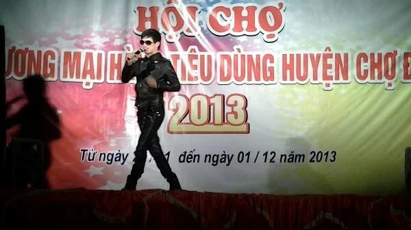 Ca sĩ hội chợ giết người yêu trong cơn ngáo đá bị khởi tố ảnh 1