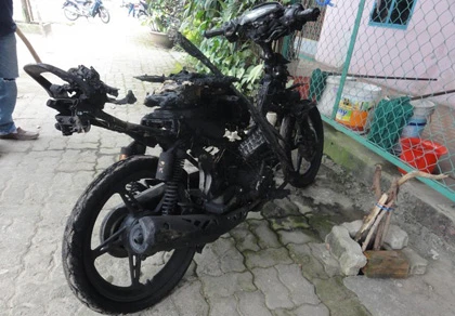 Xe máy ngã rồi bốc cháy trơ khung ảnh 1