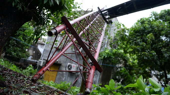 Bão Hải Yến "quật" tháp truyền hình 52 m gãy nát ảnh 1