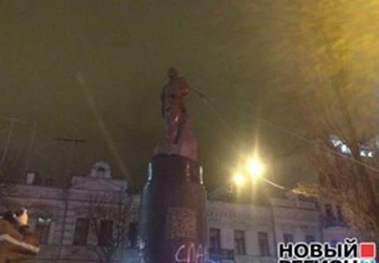 Ukraine: Những kẻ quá khích kéo đổ tượng Lenin tại Kiev ảnh 1 Ukraine: Những kẻ quá khích kéo đổ tượng Lenin tại Kiev ảnh 1