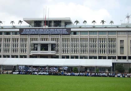 Dòng người đổ về Dinh Độc Lập tiễn đưa Đại tướng ảnh 2 Dòng người đổ về Dinh Độc Lập tiễn đưa Đại tướng ảnh 2