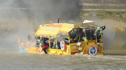 Du thuyền phát hỏa, du khách lẫn tài công bỏ tàu nhảy sông ảnh 1 Du thuyền phát hỏa, du khách lẫn tài công bỏ tàu nhảy sông ảnh 1