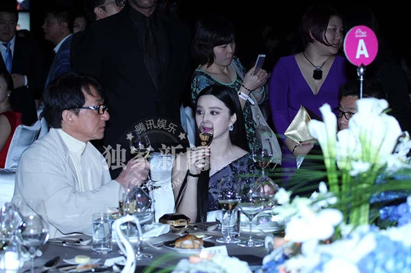 Thành Long nắm tay Phạm Băng Băng dưới gầm bàn ảnh 1 Thành Long nắm tay Phạm Băng Băng dưới gầm bàn ảnh 1