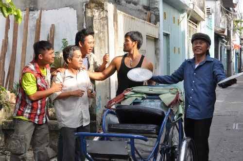 Hoài Linh biến hóa bi hài trong phim "Tía ơi!" ảnh 3 Hoài Linh biến hóa bi hài trong phim "Tía ơi!" ảnh 3
