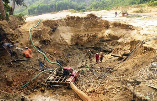 Sập vách núi chôn vùi 4 người đào vàng ảnh 1