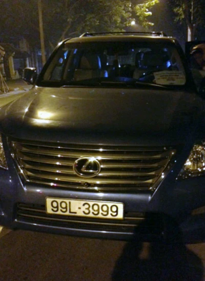 Phát hiện nhiều vũ khí trên xe Lexus biển đẹp ảnh 1 Phát hiện nhiều vũ khí trên xe Lexus biển đẹp ảnh 1