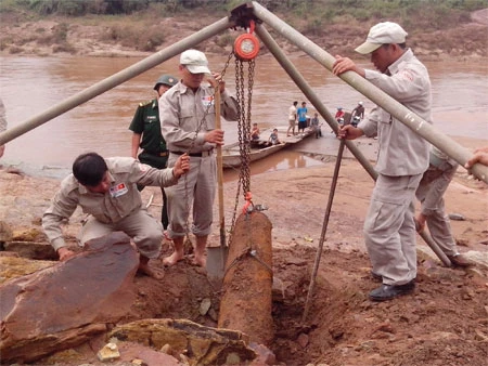 Sau lũ, phát hiện bom nặng hơn nửa tấn ảnh 1 Sau lũ, phát hiện bom nặng hơn nửa tấn ảnh 1