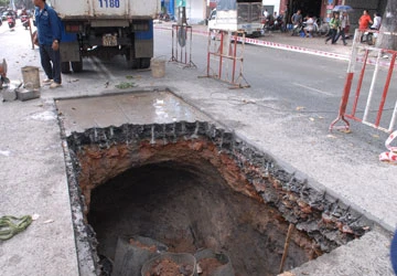 “Hố tử thần” sâu 4 m giữa phố ảnh 1 “Hố tử thần” sâu 4 m giữa phố ảnh 1