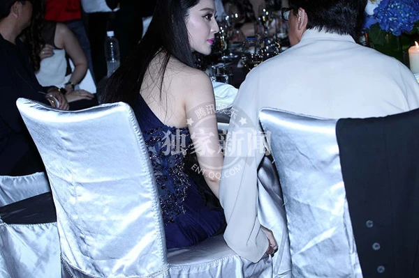Thành Long nắm tay Phạm Băng Băng dưới gầm bàn ảnh 3 Thành Long nắm tay Phạm Băng Băng dưới gầm bàn ảnh 3