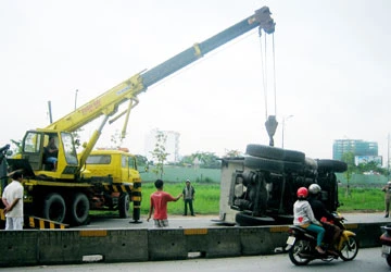Xe đầu kéo lật rồi bùng cháy ảnh 1 Xe đầu kéo lật rồi bùng cháy ảnh 1