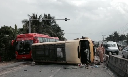 Xe khách bị ép lật nhào, gần 20 người thoát chết ảnh 1 Xe khách bị ép lật nhào, gần 20 người thoát chết ảnh 1