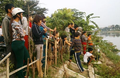 Phát hiện xác thai nhi không đầu trôi sông ảnh 1