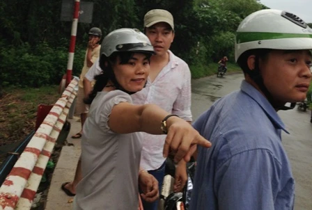 Cướp giỏ xách nữ hiệu phó, 2 tên cướp nhảy sông tẩu thoát ảnh 1